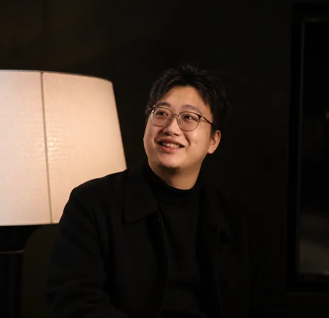 小羊在暖光环境中的肖像